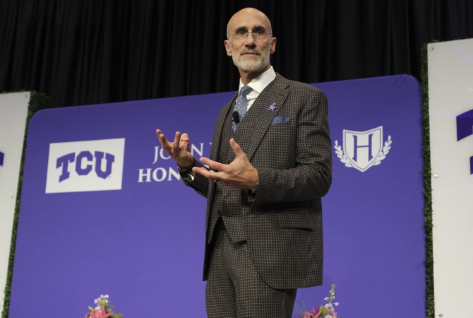 Arthur C. Brooks on the Fogelson Honors Forum Stage