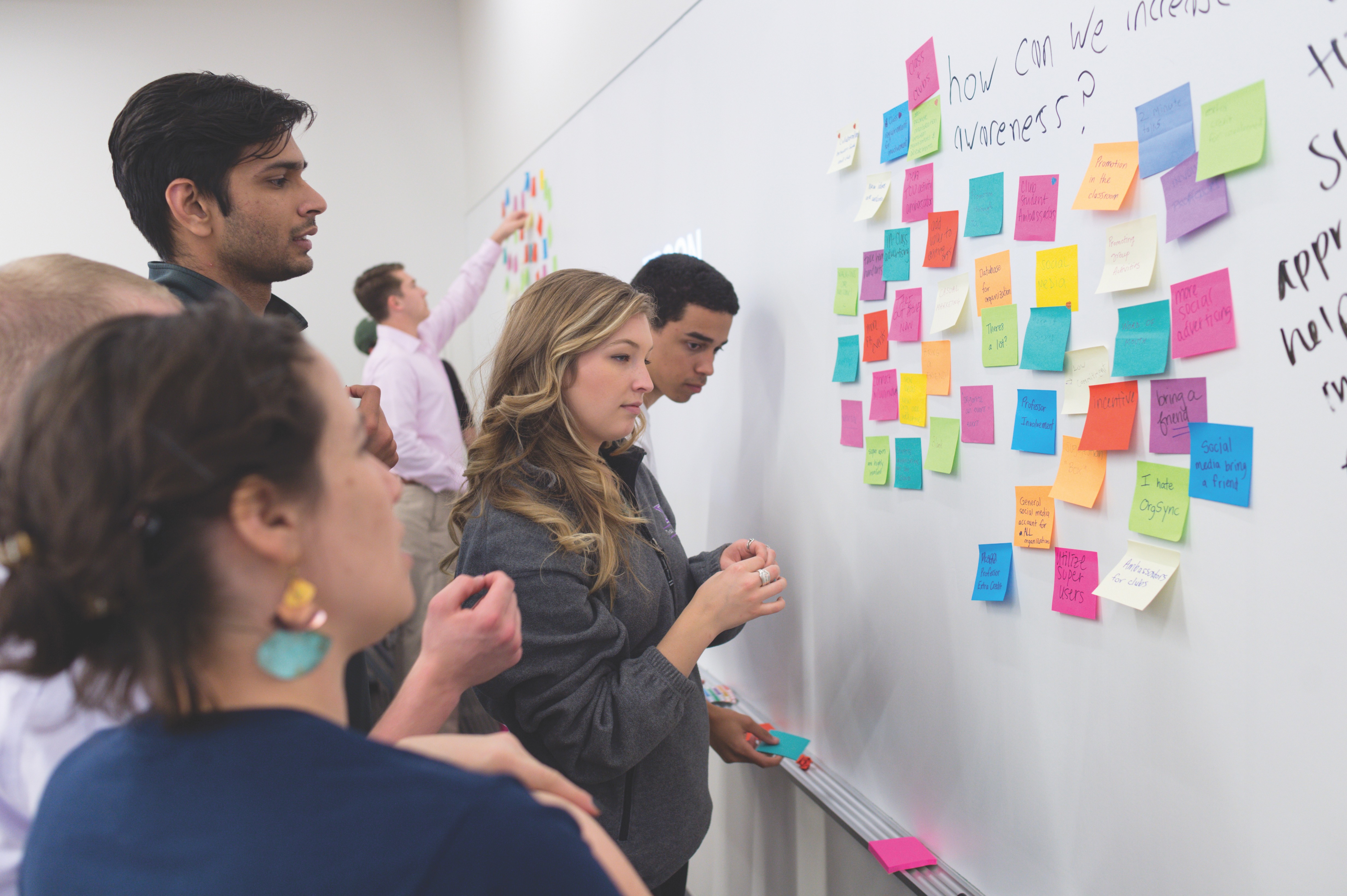 Students use Post-It notes to brainstorm ideas. Photo by Leo Wesson, April 27, 2016